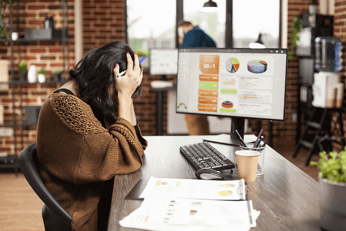 Ilustrasi pengusaha yang sedang rugi, melambangkan perlunya optimasi konversi website