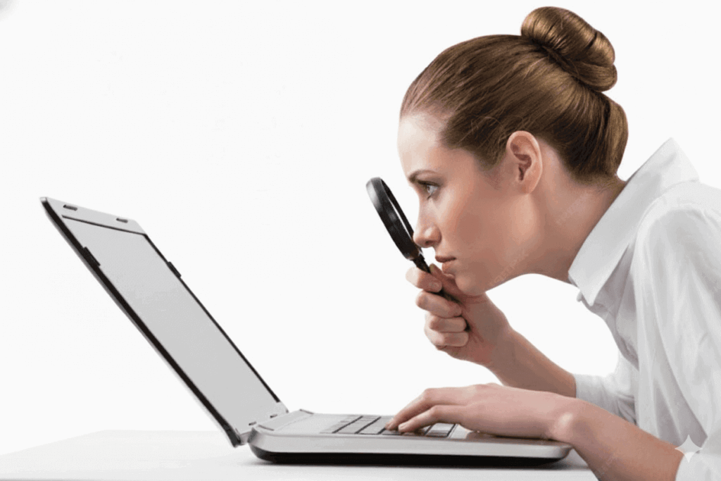 Seorang bisnis owner memerika ciri ciri website gratisan