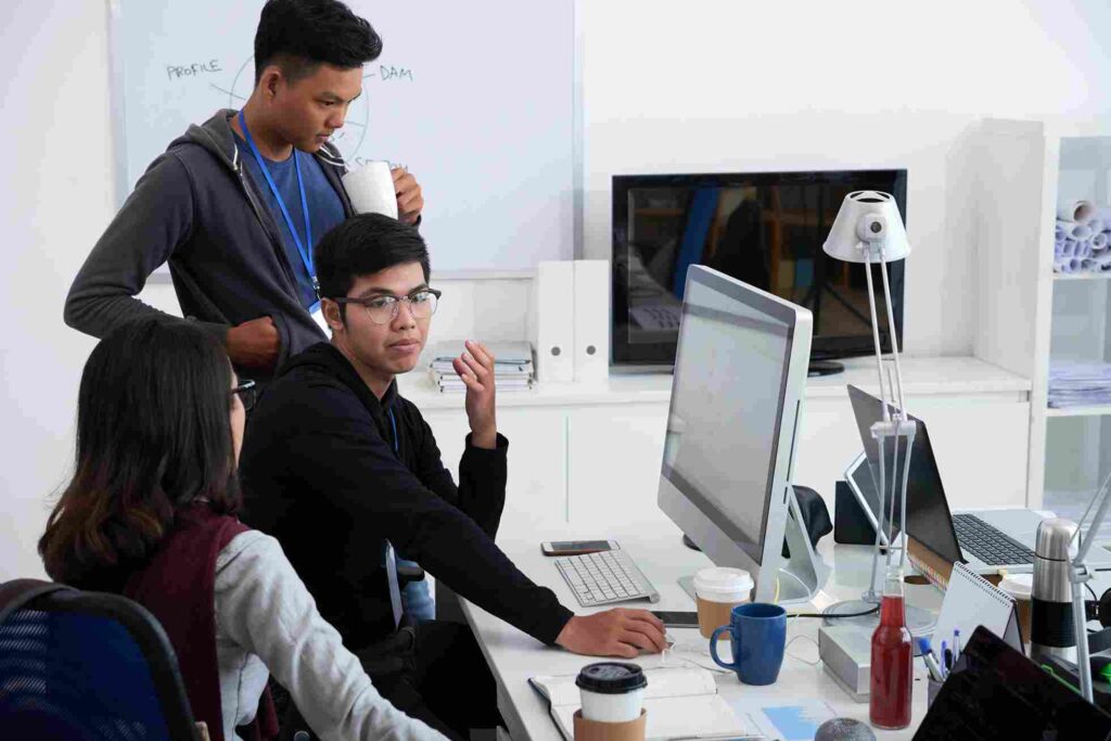 seorang bisnis owner sedang memilih jasa pembuatan website dengan bertanya langsung ke agent